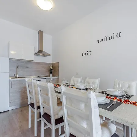 Villa Quiet With Soothing Dramalj