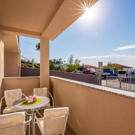 Quiet With Soothing Villa Dramalj