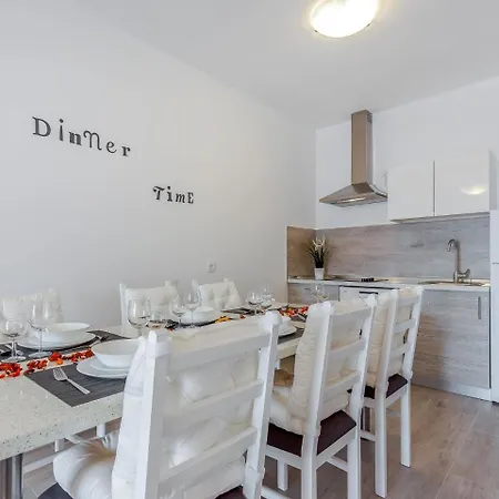 Villa Quiet With Soothing Dramalj